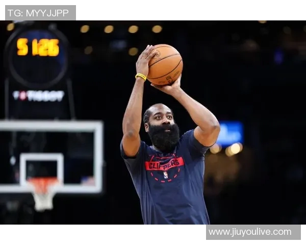 哈登半场表现低迷仅得1分却送出10次助攻展现团队精神