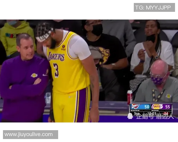 浓眉赛前训练状态良好左臂吊带固定手缠绷带展现积极心态